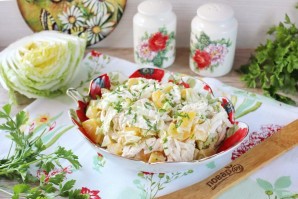 Салат с курицей и консервированными персиками