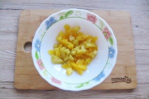 Салат с курицей и консервированными персиками