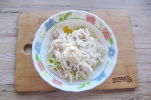 Салат с курицей и консервированными персиками