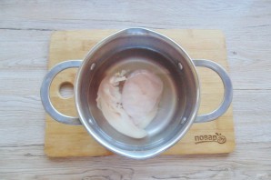 Салат с курицей и консервированными персиками