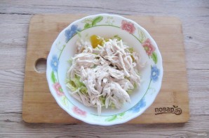 Салат с курицей и консервированными персиками