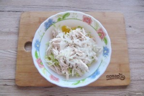 Салат с курицей и консервированными персиками