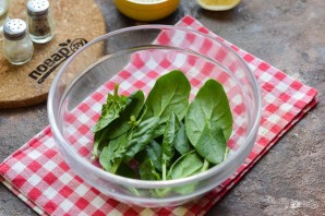 Салат с курицей, сельдереем и шампиньонами Салат с курицей, сельдереем и шампиньонами