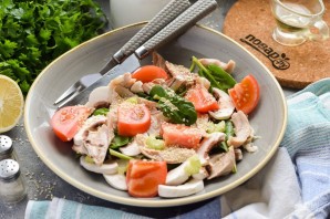 Салат с курицей, сельдереем и шампиньонами Салат с курицей, сельдереем и шампиньонами