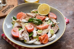 Салат с курицей, сельдереем и шампиньонами Салат с курицей, сельдереем и шампиньонами