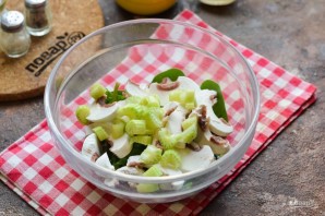 Салат с курицей, сельдереем и шампиньонами Салат с курицей, сельдереем и шампиньонами
