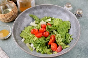 Салат с куриной грудкой и грушей