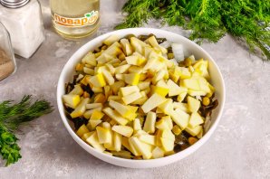 Салат с морской капустой и яблоком