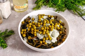 Салат с морской капустой и яблоком