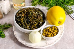 Салат с морской капустой и яблоком