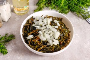 Салат с морской капустой и яблоком