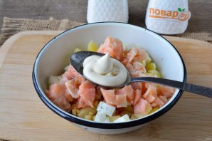 Салат с семгой и яблоком