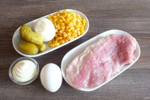 Салат со свининой и кукурузой