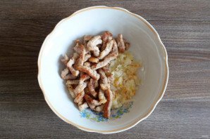 Салат со свининой и кукурузой