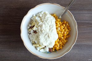 Салат со свининой и кукурузой