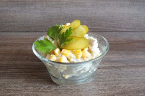 Салат со свининой и кукурузой