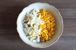 Салат со свининой и кукурузой