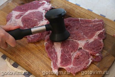 Шницель из свинины под чесночным соусом