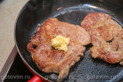 Шницель из свинины под чесночным соусом