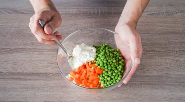 Слоеный салат с курицей, пошаговый рецепт с фото