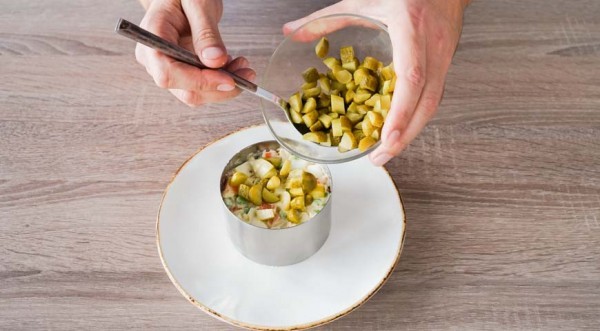 Слоеный салат с курицей, пошаговый рецепт с фото