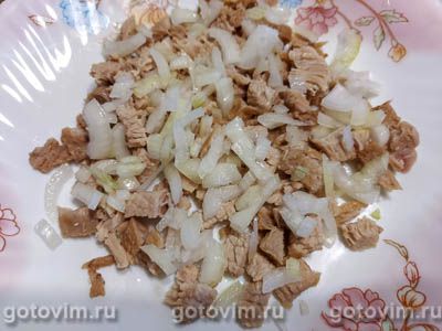 Слоеный салат со свининой, свеклой и сыром