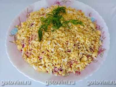 Слоеный салат со свининой, свеклой и сыром