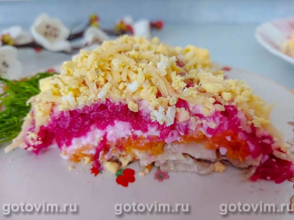Слоеный салат со свининой, свеклой и сыром