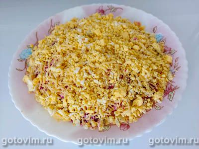 Слоеный салат со свининой, свеклой и сыром