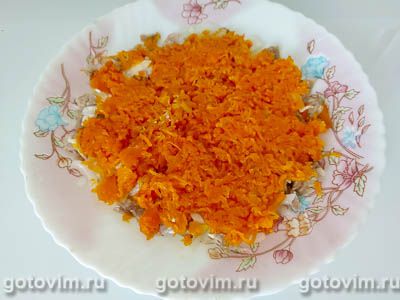 Слоеный салат со свининой, свеклой и сыром