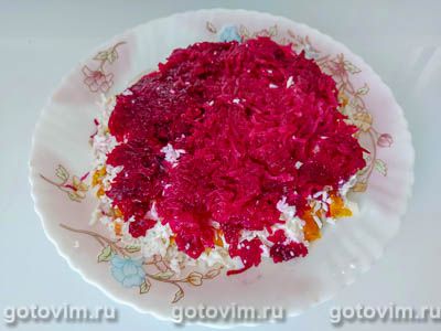 Слоеный салат со свининой, свеклой и сыром
