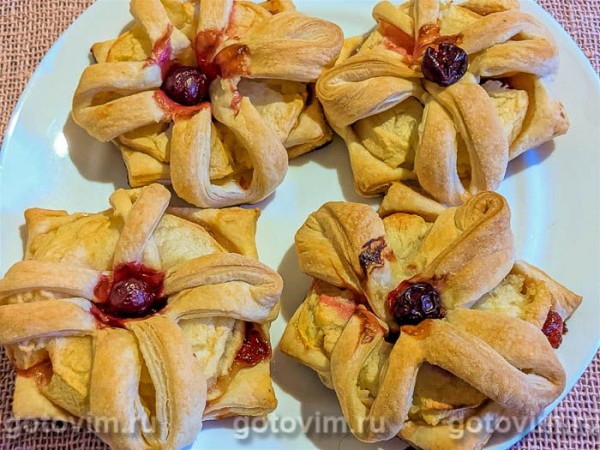 Слойки с яблоками и вареньем Слойки с яблоками и вареньем