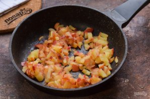 Слойки с яблоком и изюмом