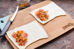 Слойки с яблоком и изюмом