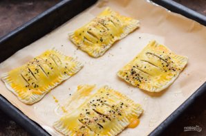 Слойки с яблоком и изюмом