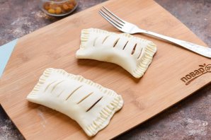 Слойки с яблоком и изюмом