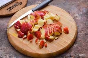 Слойки с яблоком и изюмом