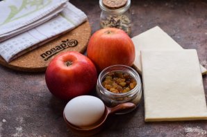 Слойки с яблоком и изюмом