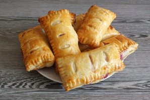 Слойки с творогом и малиной