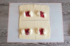 Слойки с творогом и малиной