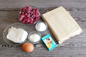 Слойки с творогом и малиной