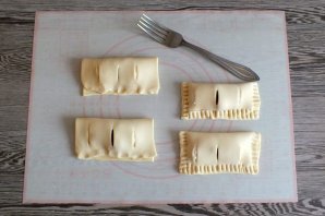 Слойки с творогом и малиной