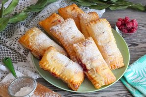 Слойки с творогом и малиной