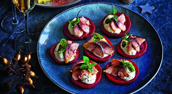 Свекольные оладушки со скумбрией, пошаговый рецепт с фото