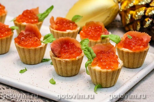 Тарталетки со сливочным сыром, красной рыбой и икрой