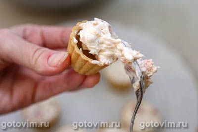 Тарталетки со сливочным сыром, красной рыбой и икрой