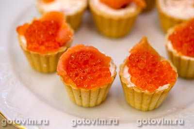Тарталетки со сливочным сыром, красной рыбой и икрой