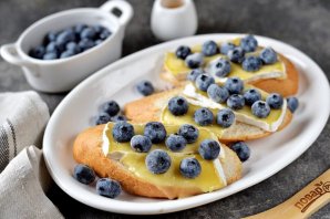 Тост с голубикой и сыром "Бри"