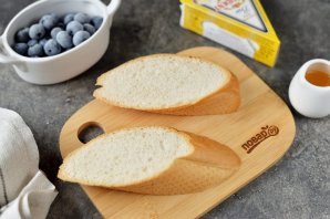 Тост с голубикой и сыром "Бри"