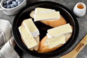 Тост с голубикой и сыром "Бри"